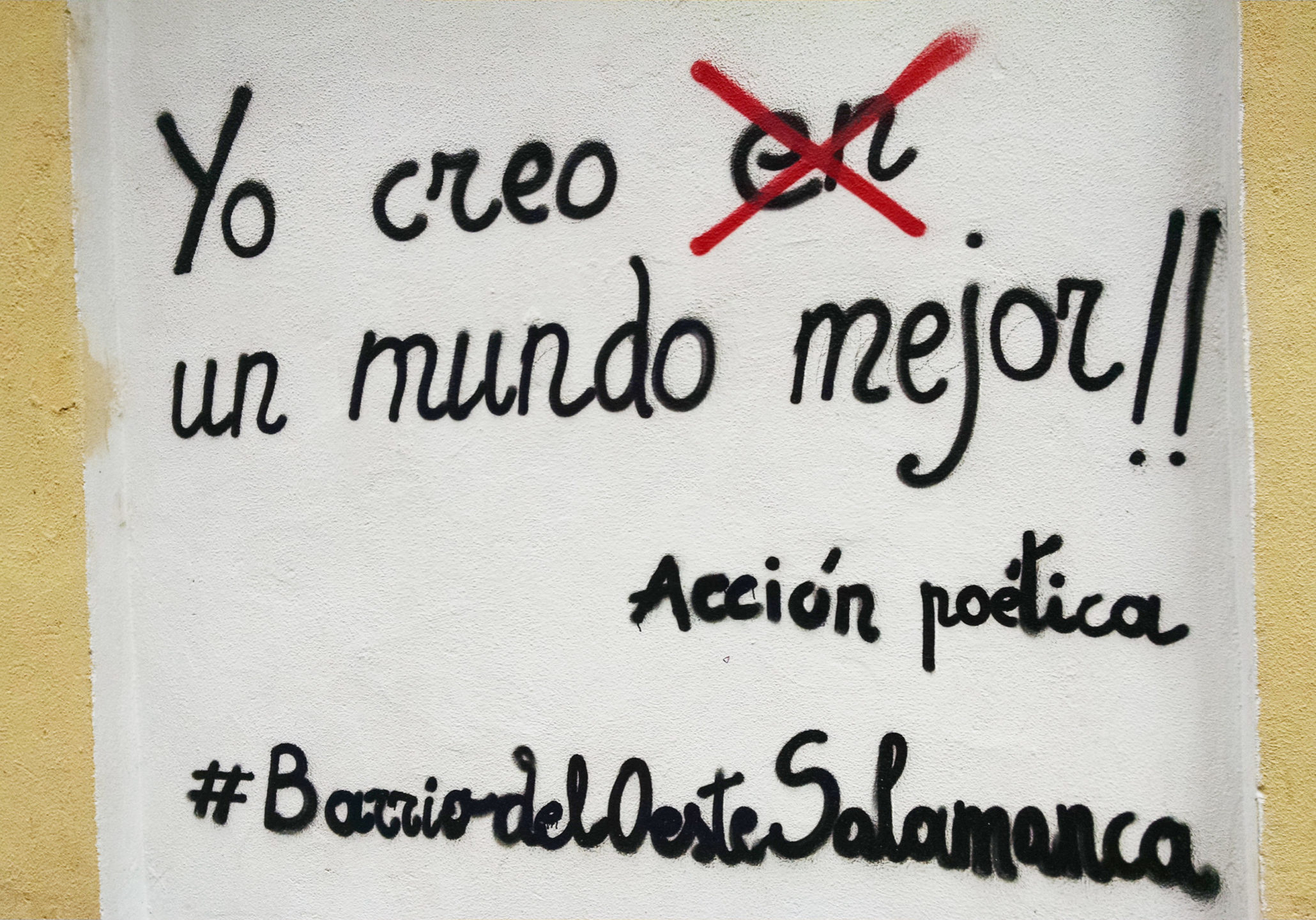 Spanish graffiti saying "I believe/create a better world"